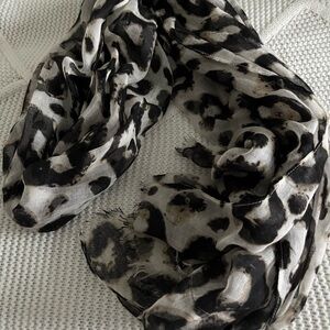 24”x 72” Banana Republic Print Scarf